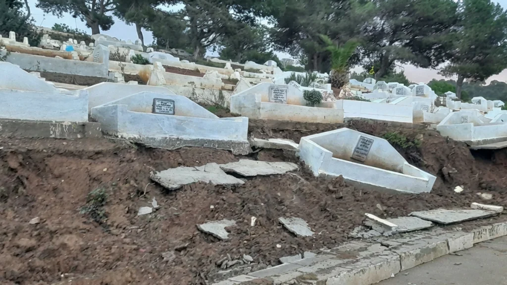 هشاشة بنية مقبرة المضيق تظهر بعد الأمطار